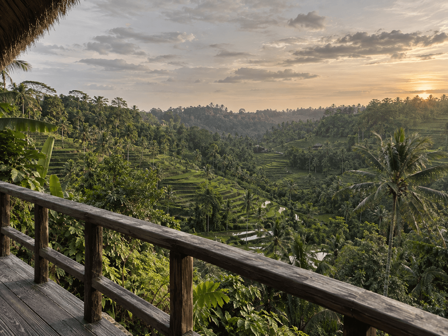 Terrasse en bois avec vue sur les rizières en gradins et la jungle au coucher du soleil
